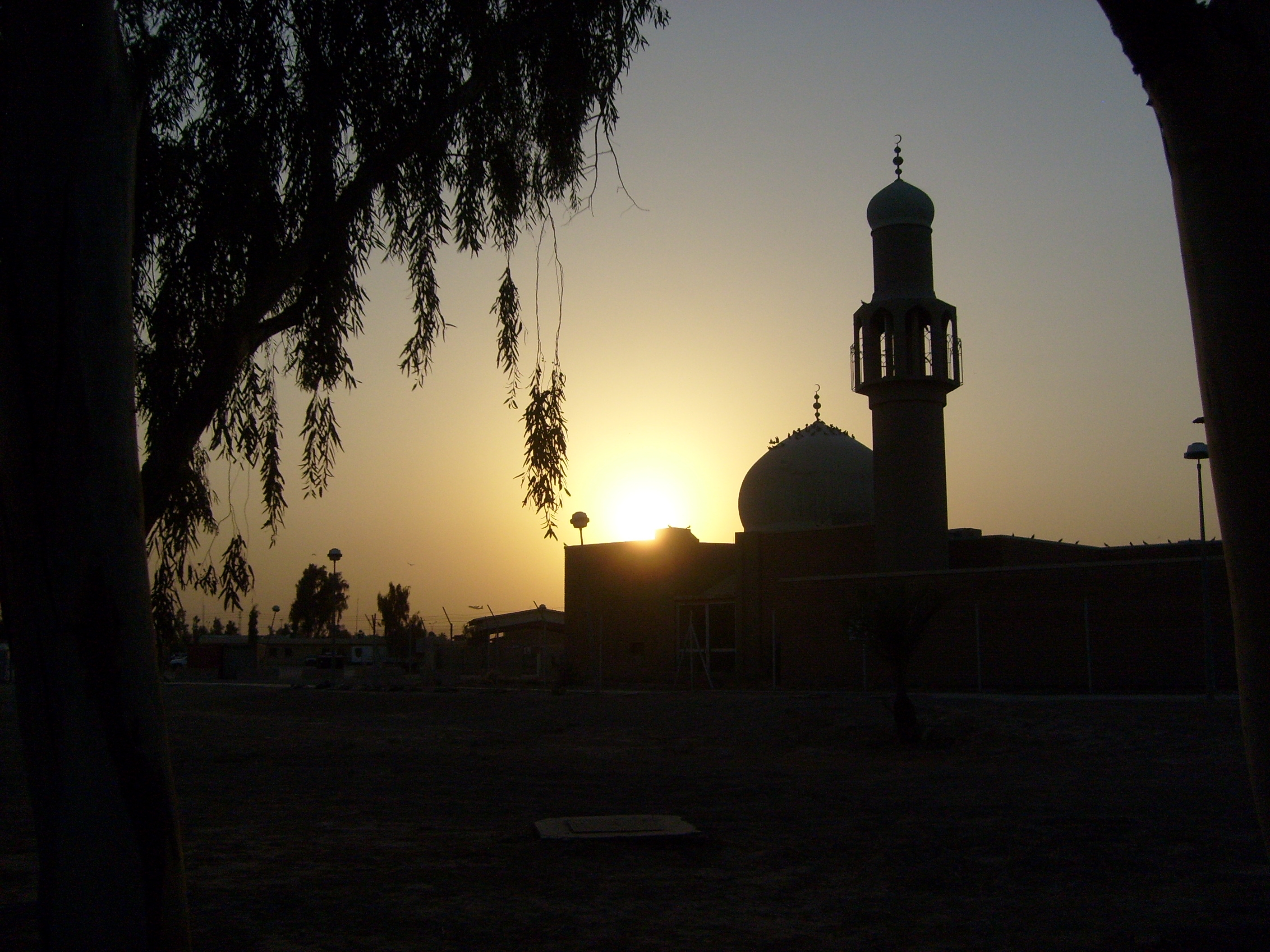 http://aaronbuzzard.files.wordpress.com/2009/11/iraq-sunset.jpg